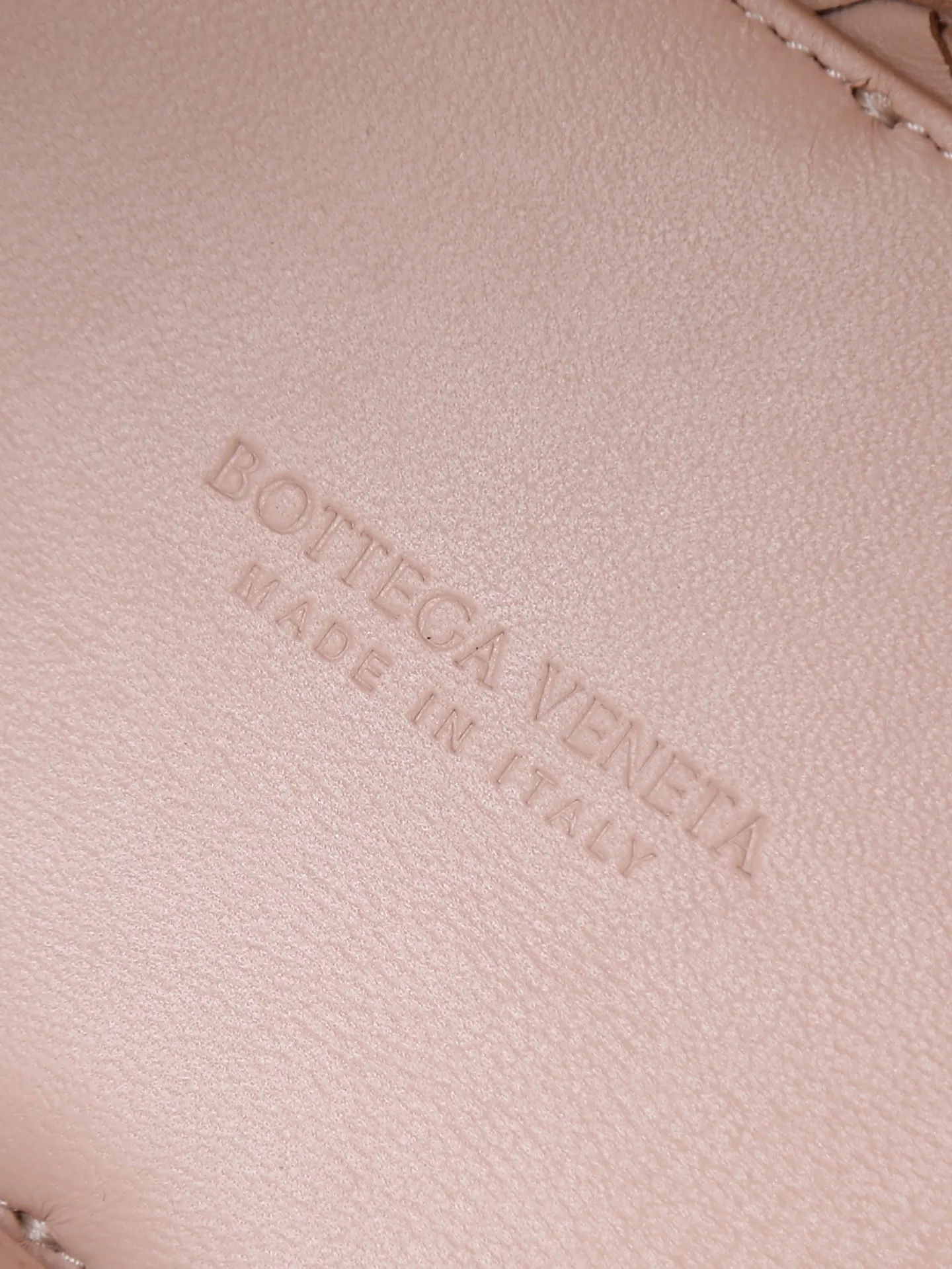 1300. Andiamo is shipping‼ ️Really popular🔥The new Andiamo woven handbag launched by Bottega Veneta this season is really popular all over the world! ! Celebrities at home and abroad have worn it, and Oscar-winning actress Michelle Yeoh has taken it out on the street. Song Jia, Trai Yala, Yu Feihong, Sanji Ayaka, Rosie Hunting-Whiteley, Yoshioka Riho, etc. have all worn this bag. It is classic and versatile and shows off your temperament, and the bag capacity is also large, which is very convenient for daily commuting! ! A variety of carrying methods, the shoulder straps can be adjusted by yourself, the original lambskin feels soft and delicate, and the unisex style breaks the gender boundaries and brings a more practical and long-lasting use experience. Andiamo, which has both elegant and casual styles, perfectly interprets the true appearance of "fashionable old money style". Style number: 766014 Size: 25*22*10.5cm
